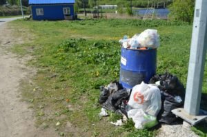 Грязный пляж