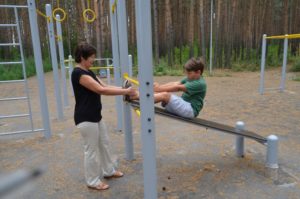 С бабушкой на воркаут-площадке