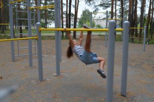 С бабушкой на воркаут-площадке