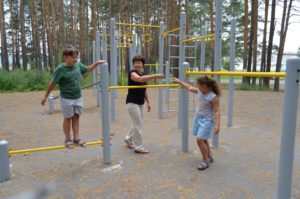 С бабушкой на воркаут-площадке