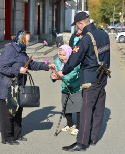 Росгвардия дарит цветы
