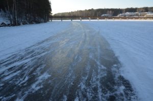 Каток на пруду