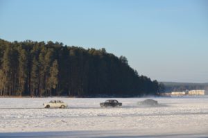 Машины на пруду