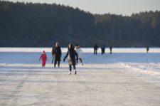 Каток на пруду