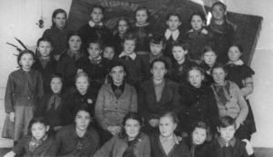 1943г. Свердловск, 6 класс. 3 ряд, в центре Клава Роговцева