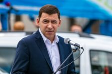 Губернатор вручает главврачу автомобили