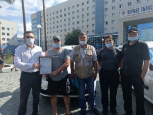 Губернатор вручает главврачу автомобили