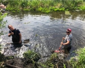 Щелкунцы чистят озеро