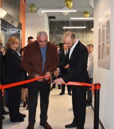 Строители перерезают красную ленту