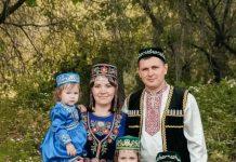 По традициям двух народов